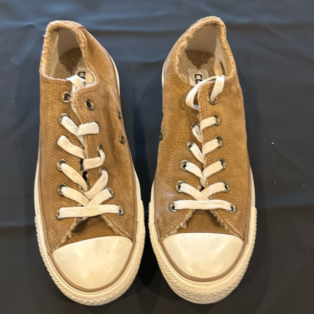 Converse all star suede with fur lining low top.
Woman’s 8.